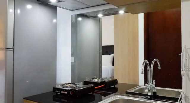 Serene Exclusive Modern Studio Apartment At Grand Sungkono Lagoon, Book Apartment Hotels in East Java with a Pool, Swimming Pool