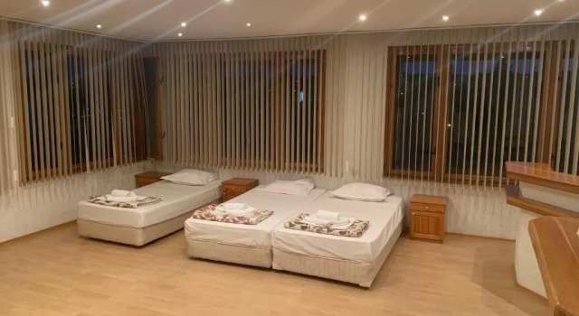 Четырёхместный номер Standard с балконом Hotel Moskoiani