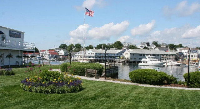 Четырёхместный номер Standard с балконом и с красивым видом из окна Boothbay Harbor Inn