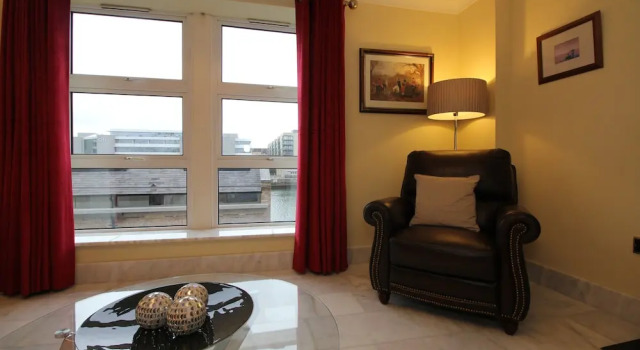 Luxury City River View Apartment, Забронировать Апартаменты/квартира Отели Дублина с парковкой, рядом с The Point Club, Парковка