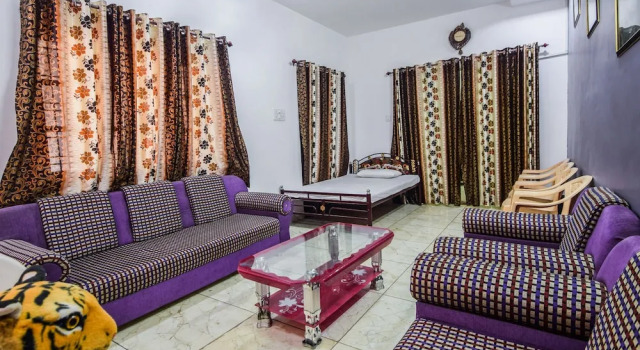 OYO 10092 Home Elegant 3BHK Villa Hiran Magri, Забронировать Вилла Отели штата Раджастхана с парковкой, Парковка