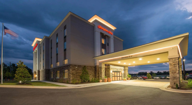 Кровать в общем номере Hampton Inn Waynesboro