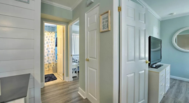 Beach Block Wildwood Condo - Proximity to Dining!