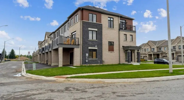 A Brand New 4BR Townhouse in Thorold Retreat, Varaa Lomakoti  