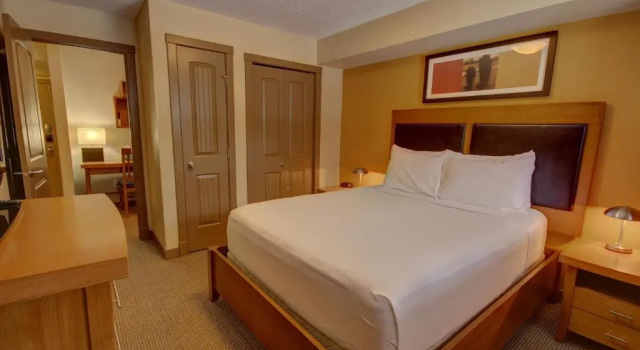 Rocky Mountain Getaway, Buchen Sie Hotel Dead Man's Flats Alberta