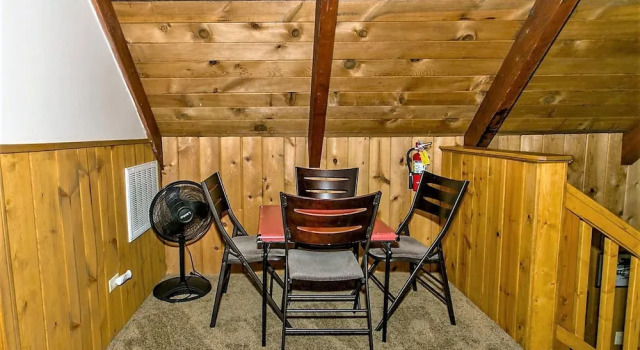 Grandpas Axe-1775 by Big Bear Vacations, Varaa Hotelli Hotellit Big Bear Lake pysäköinnillä, Pysäköinti