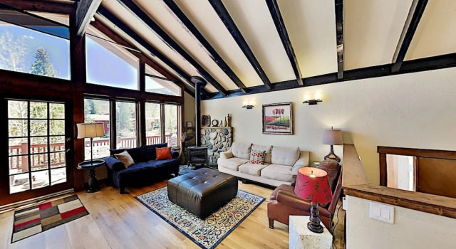 Big 2-story W/ Hot Tub -- Near Ski Resorts 4 Bedroom Home