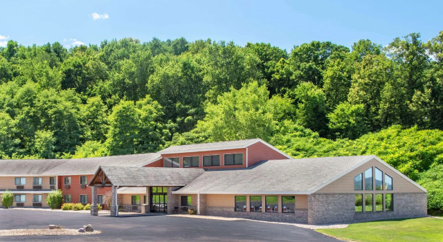 Четырёхместный номер Standard AmericInn by Wyndham West Salem