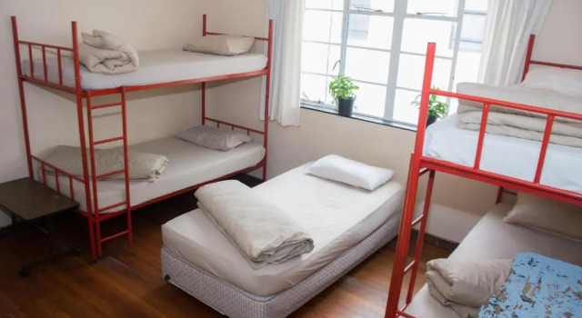 Кровать в общем номере Penthouse on Long Backpackers