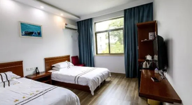 Семейный люкс с балконом и с видом на море Taohua Hotel Zhoushan