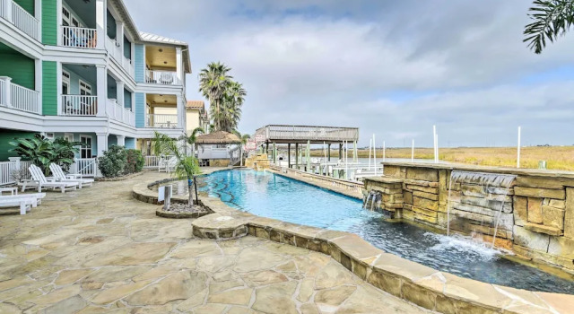 Апартаменты с 3 комнатами с балконом Corpus Christi Home w/ Golf Cart: Walk to Beach