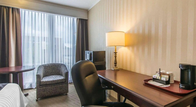 Четырёхместный номер Standard Quality Inn & Suites Downtown