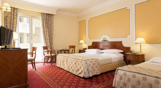 Трёхместный номер Grand Hotel Vanvitelli