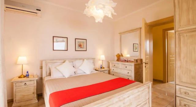 Beachfront Villa Victoras - With private beach, Забронировать Вилла Отели периферии Ионических островов с бассейном, Бассейн