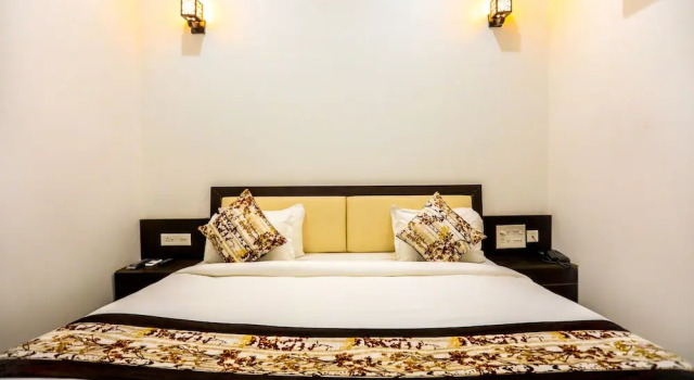 Hotel Four Apple