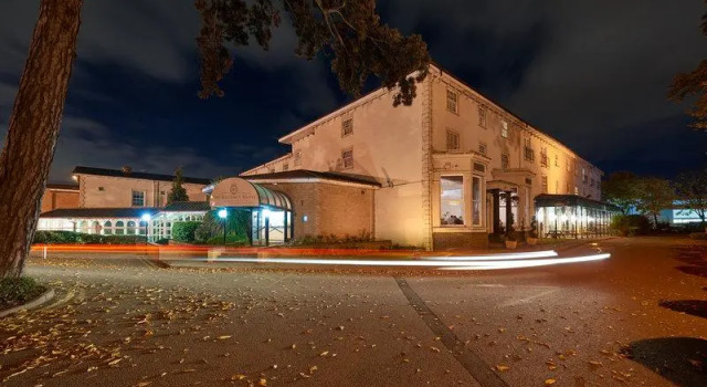 Кровать в общем номере The Regency Hotel