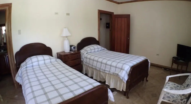 Summerhill, 8BR by Jamaican Treasures