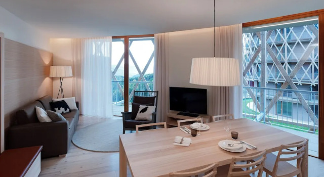 Кровать в общем номере с балконом и с видом на горы Falkensteiner Residences edelweiss