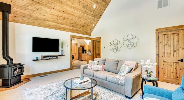 New Listing! Riverfront W/ Dock & Foosball 2 Bedroom Duplex, Забронировать Дом для отпуска Отели Санривер с парковкой, Парковка