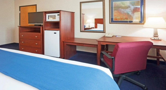 Holiday Inn Express Deforest, Varaa Hotelli De Forest 