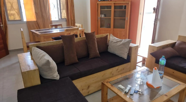 Chambres Privees Climatisees-Douches Personnelles-Neflix-Salon