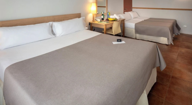 Четырёхместный семейный номер Standard Отель Dynamic Els Ports Resort