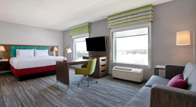 Люкс Hampton Inn & Suites Ottawa West