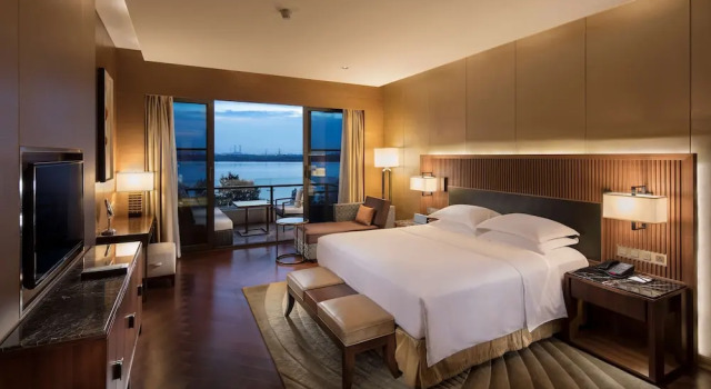 Двухместный номер Deluxe с балконом Hilton Wuhan Optics Valley