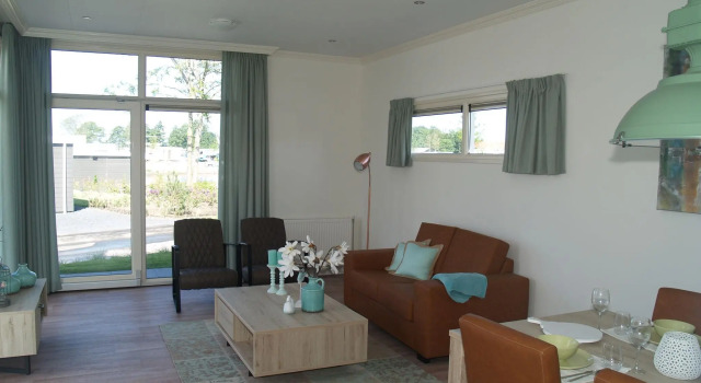Modern chalet with a dishwasher, only 12 km. from Elburg, Rezerwuj Chalet Hotele w Veluwe z parkingiem, Parking