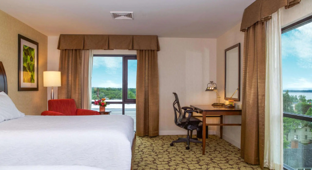 Четырёхместный номер Standard с видом на озеро Hilton Garden Inn Burlington Downtown