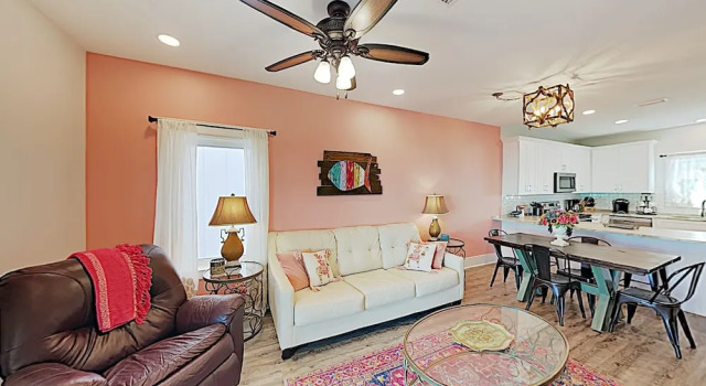 New Listing! Lagoon-front W/ Pool, Deck 2 Bedroom Townhouse, Varaa Lomakoti Huvilat kohteessa Alabama, Villa