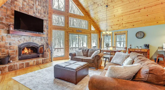 Коттедж Hike, Ski & Raft: Terra Alta Cabin w/ Large Deck