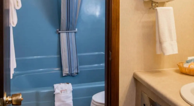 Четырёхместный номер Standard с видом на бассейн The Foothills Inn