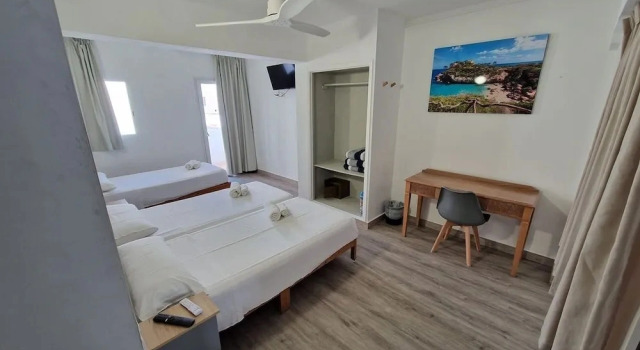 Deluxe triplă cameră cu balcon Hostal Sol de Mallorca.
