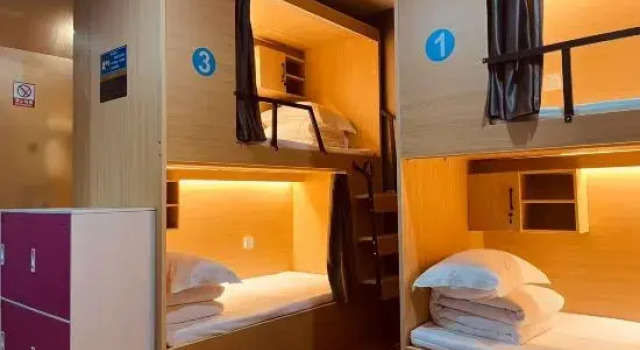 Кровать в общем номере (мужской номер) Hongrizi Hotel