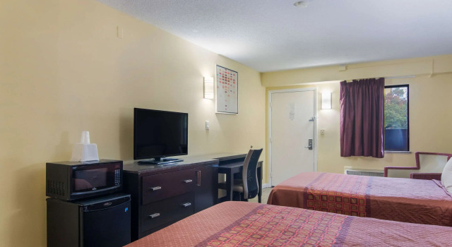 Четырёхместный номер Standard Rodeway Inn & Suites Monroeville-Pittsburgh