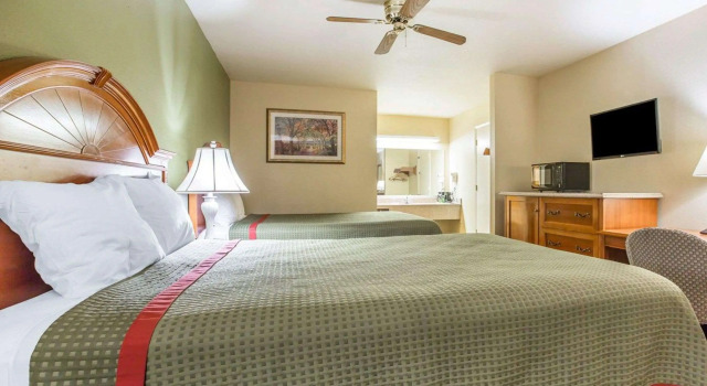 Четырёхместный номер Standard Rodeway Inn Delano