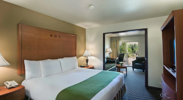 Двухместный люкс с балконом и с видом на реку Oxford Suites Yakima