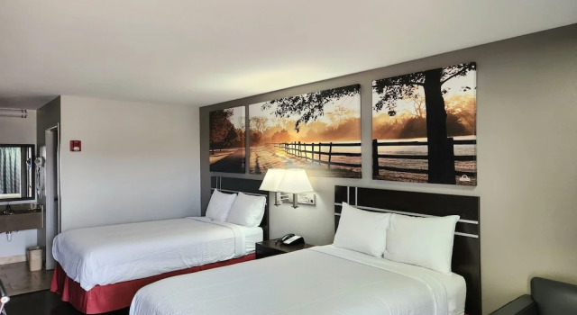 Четырёхместный номер Standard Days Inn by Wyndham Sulphur LA