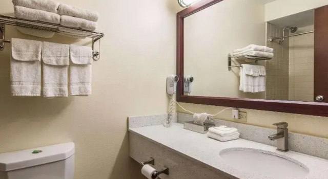 Четырёхместный номер Standard Quality Inn I-70