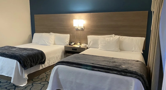 Четырёхместный номер Standard Crown Motel