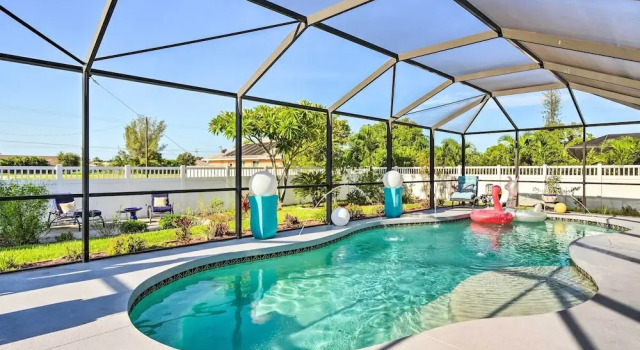 Коттедж Chic Cape Coral Oasis w/ Pool: 5 Mi to Beach!