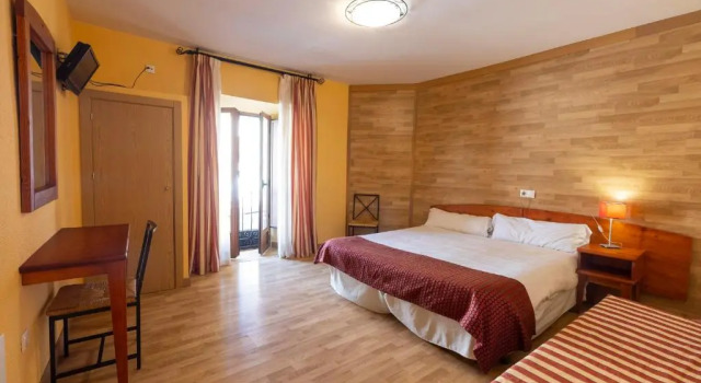 Двухместный номер Superior с балконом и с красивым видом из окна Hostal Restaurante Puerta del Alcázar