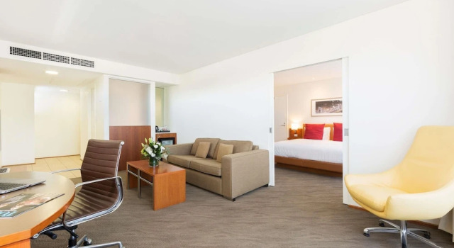 Двухместный люкс с балконом Novotel Canberra