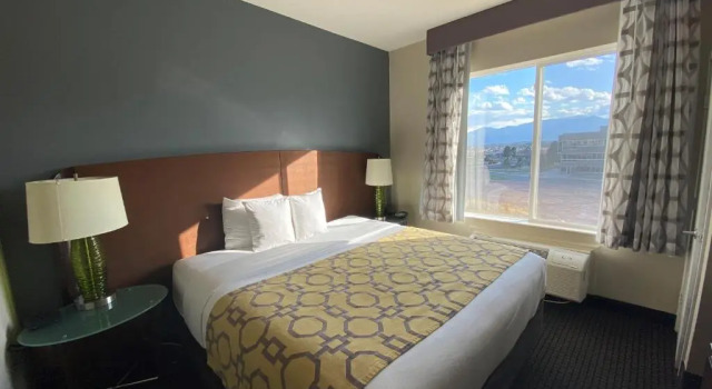 Двухместный номер с видом на горы Baymont by Wyndham Colorado Springs