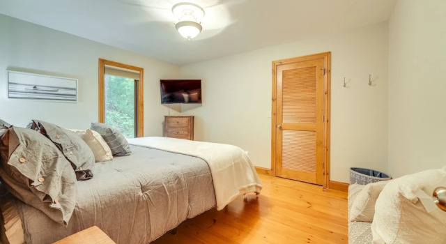 Secluded Cabin w/ Hot Tub Near Table Rock Lake!, Забронировать Отель Отели Table Rock Lake 3 звезды, 3*