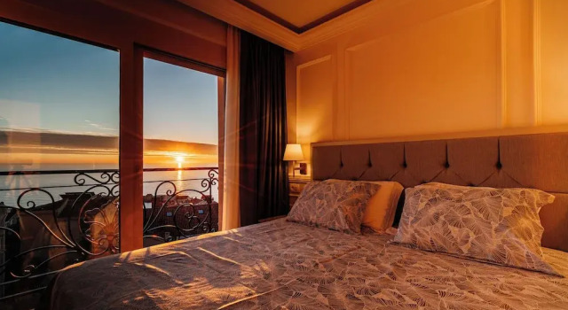 The Golden Legacy Hotel, Забронировать Отель Отели Свети-Стефан с парковкой, рядом с Пляж Црвена Главица, Парковка