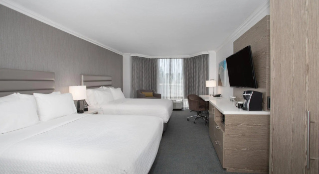 Четырёхместный номер Standard Crowne Plaza Costa Mesa Orange County by IHG