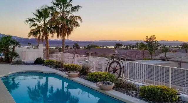 Коттедж с 3 комнатами с балконом Sunny Snowbird's Retreat w/ Lake Havasu Views!