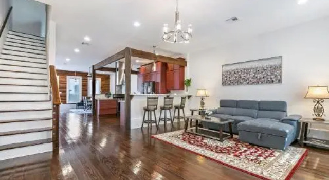 Luxury Loft-Style 3BR Townhouse by Hosteeva, Забронировать Отель Отели Нового Орлеана 4 звезды, рядом с Brevard-Clapp House, 4*